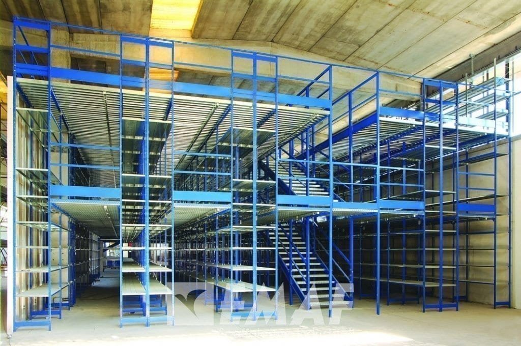 Soppalco su misura con varie scansie