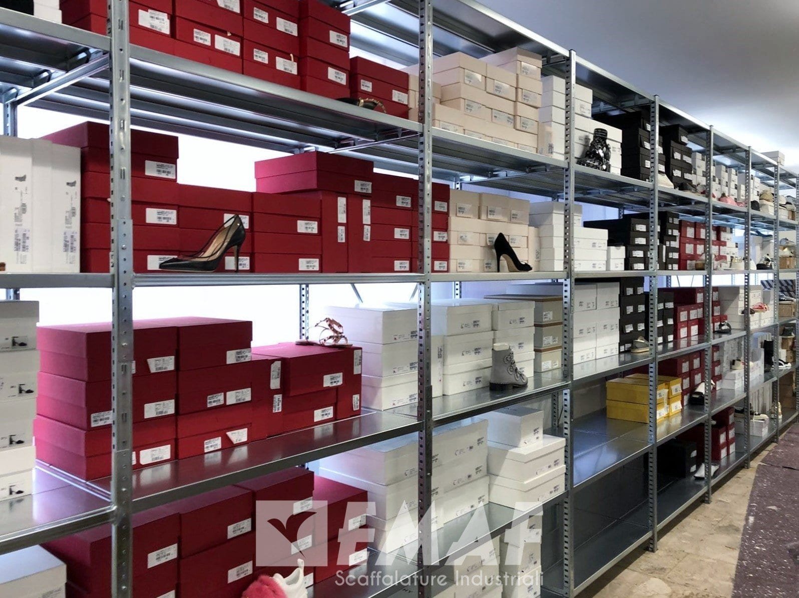 Featured image for “Scaffalatura leggera in un negozio del centro a Padova”