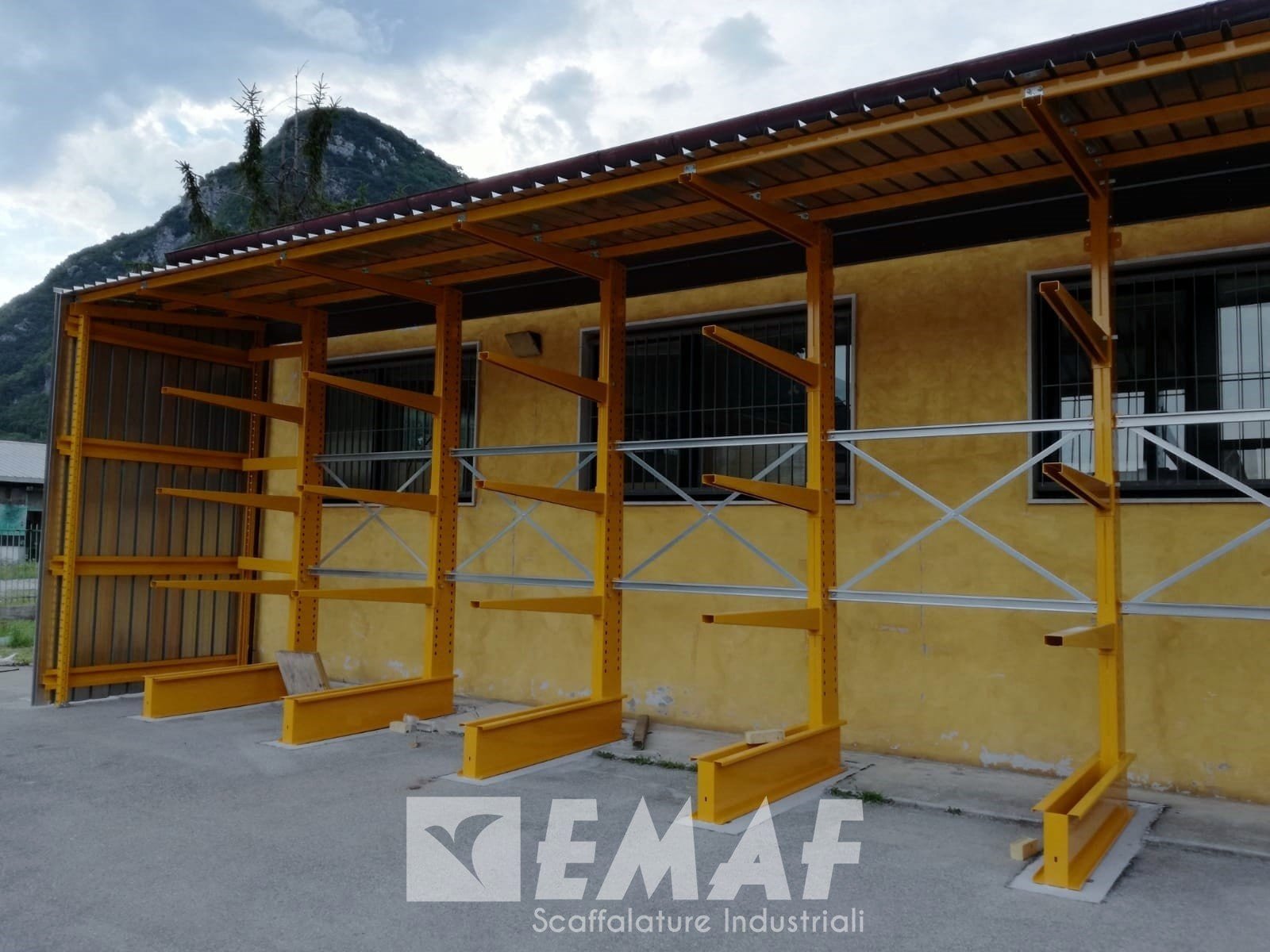 Featured image for “Un cantilever con tettoia e protezioni nel Bellunese”