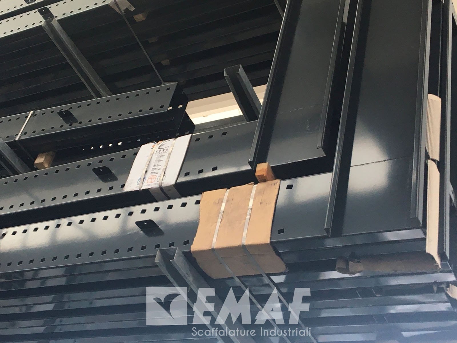 Featured image for “Cantilever mod. MANTEGNA – 3 colonne Monofronte da 3 livelli”