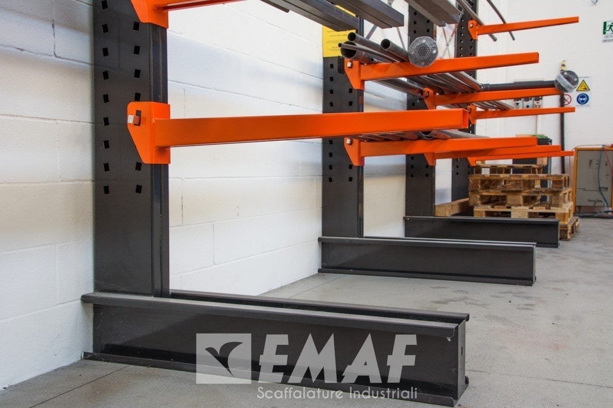 Featured image for “Le scaffalature industriali metalliche vanno fissate a parete?”