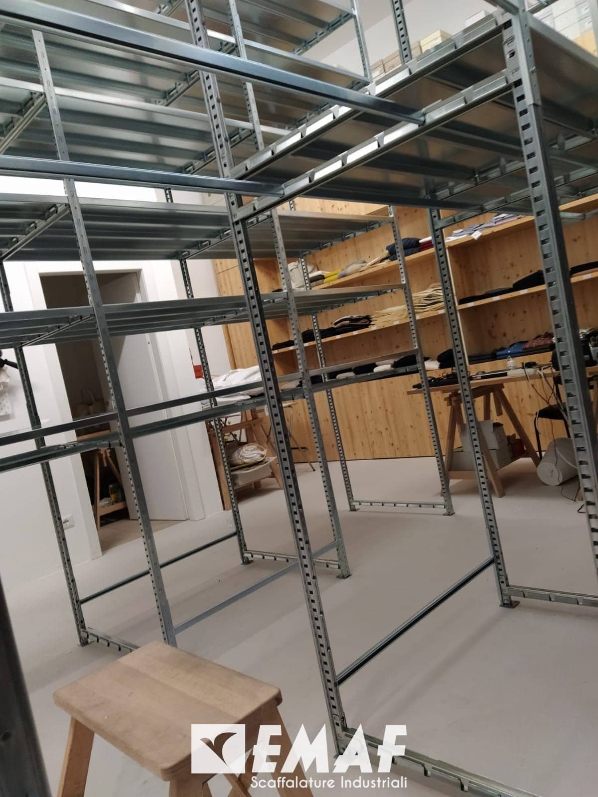 Featured image for “Scaffalatura leggera Donatello, con tubo reggiabito, a Padova centro”