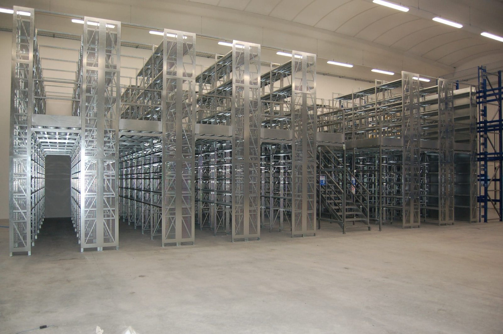 Featured image for “Scaffalature metalliche industriali ad incastro – EM35 Mod. DONATELLO – 4 campate da 5 ripiani”