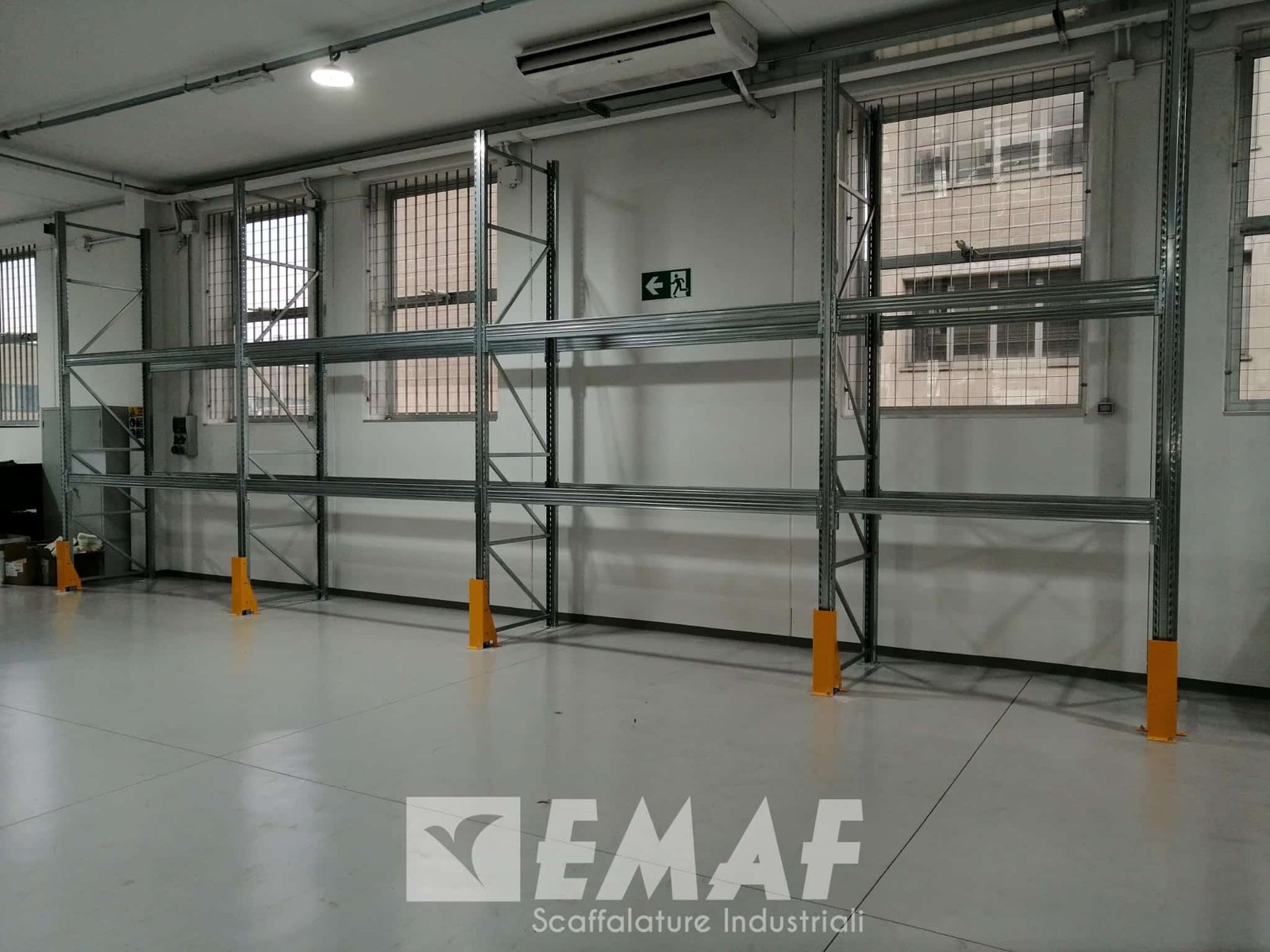 Featured image for “Due file di portapallet gemelle, qualità EMAF, a Fossò”