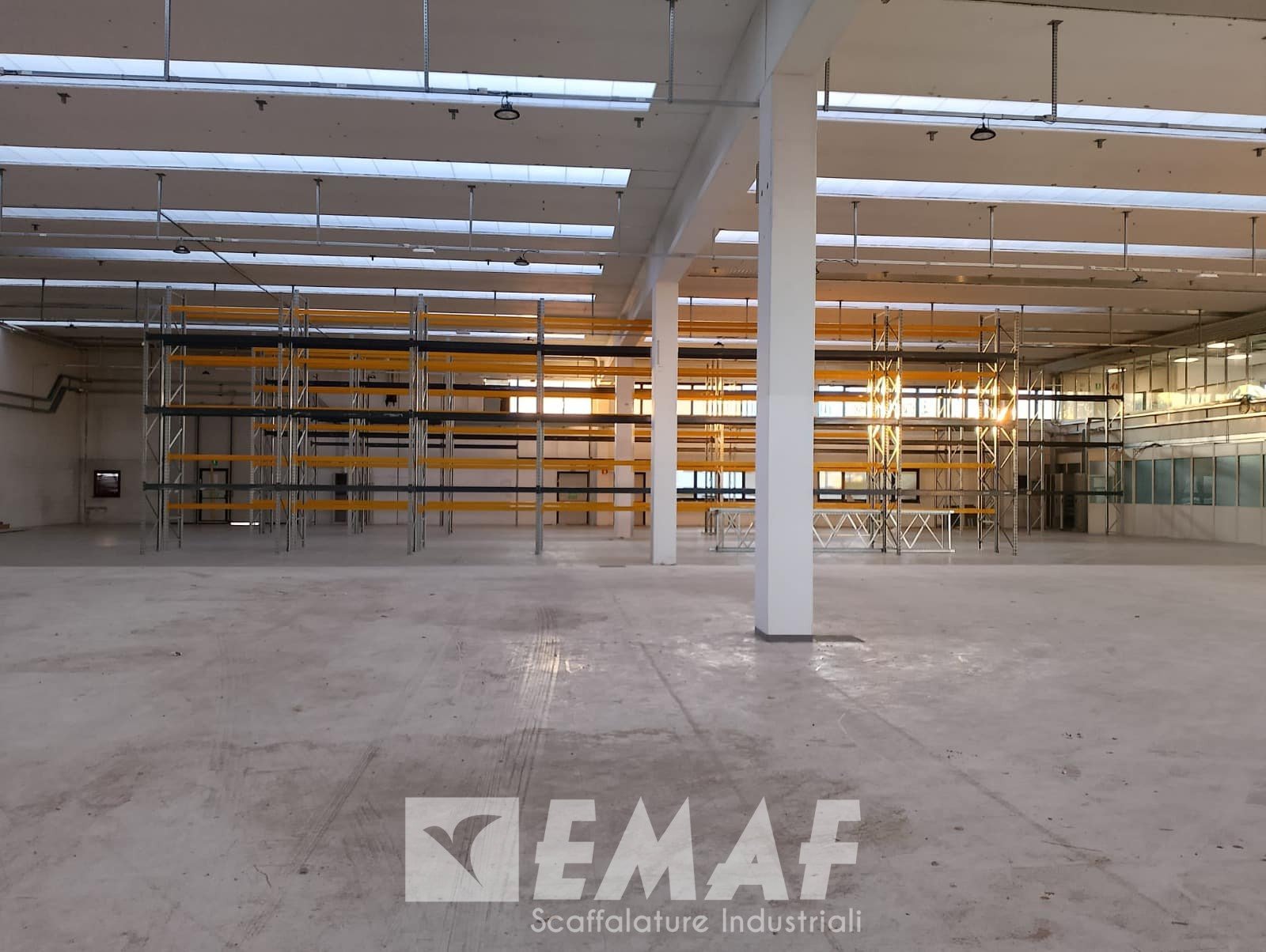 Featured image for “L’Eccellenza dell’Ordine: Emaf Scaffalature Industriali Equipaggia il Nuovo Magazzino di SAVE SpA a Cornate d’Adda”