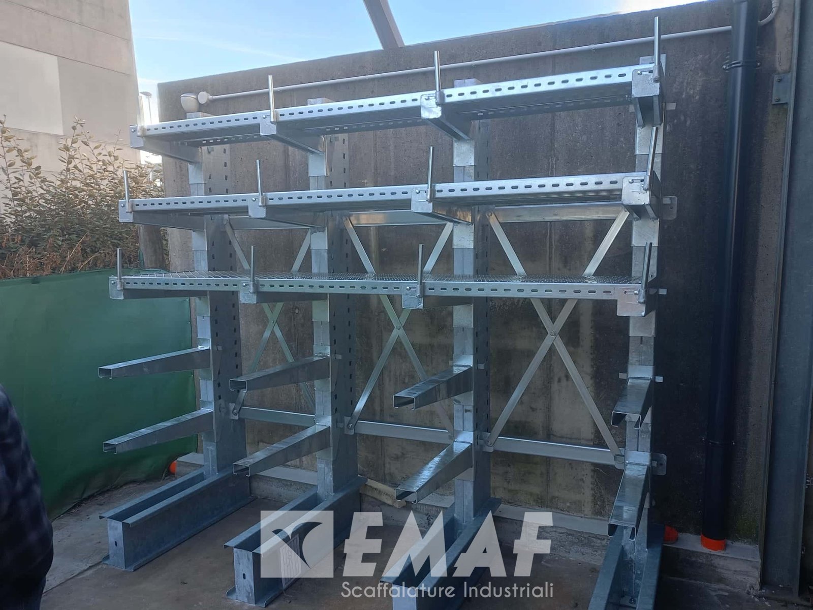 Featured image for “Emaf installa Cantilever personalizzato: efficienza e resistenza atmosferica”