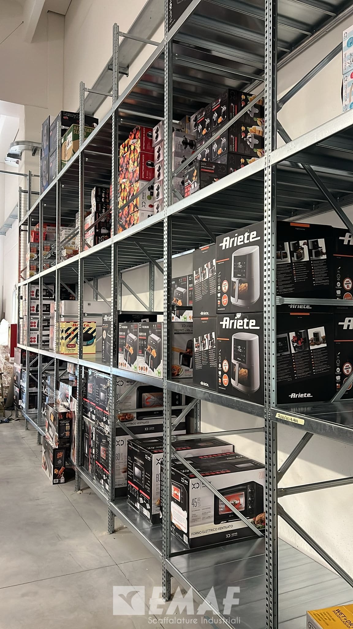 Featured image for “Installazione personalizzata di scaffalature Emaf per il negozio Trony di Viterbo: soluzioni su misura per DML Spa”