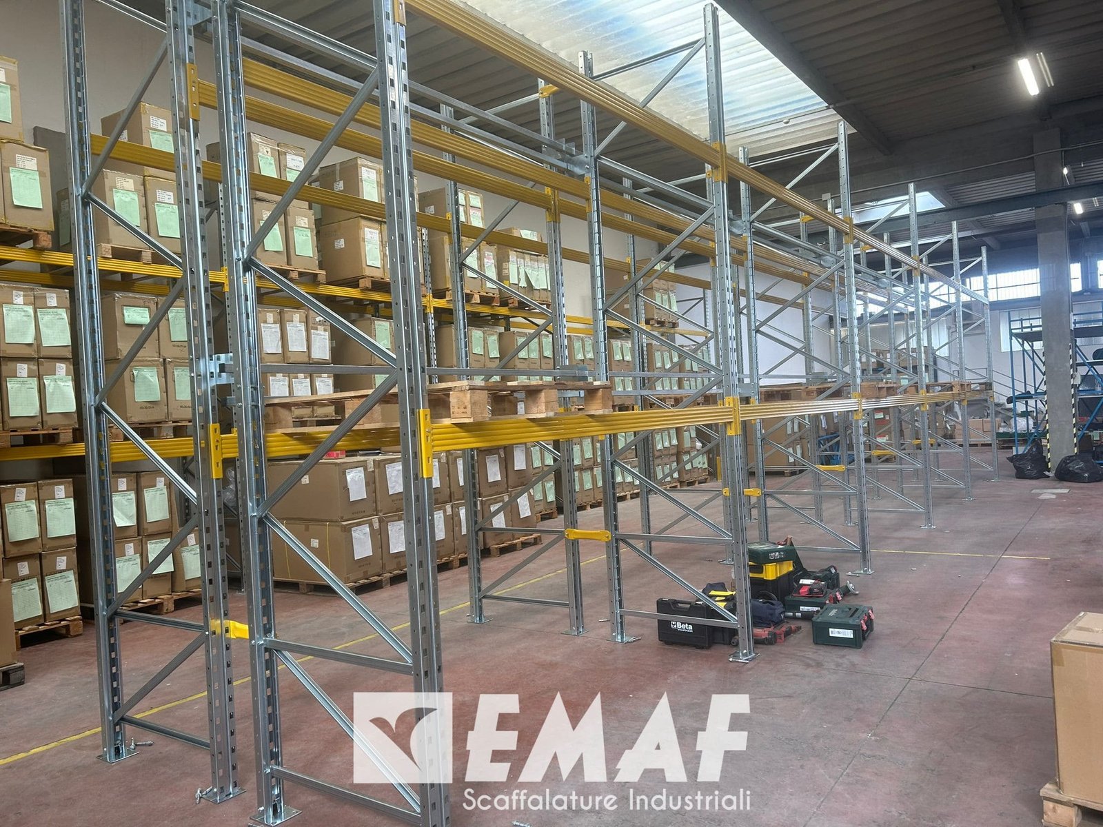 Featured image for “Installazione di scaffalature Portapallet Giotto: efficienza e personalizzazione per il magazzino di Ask Us”